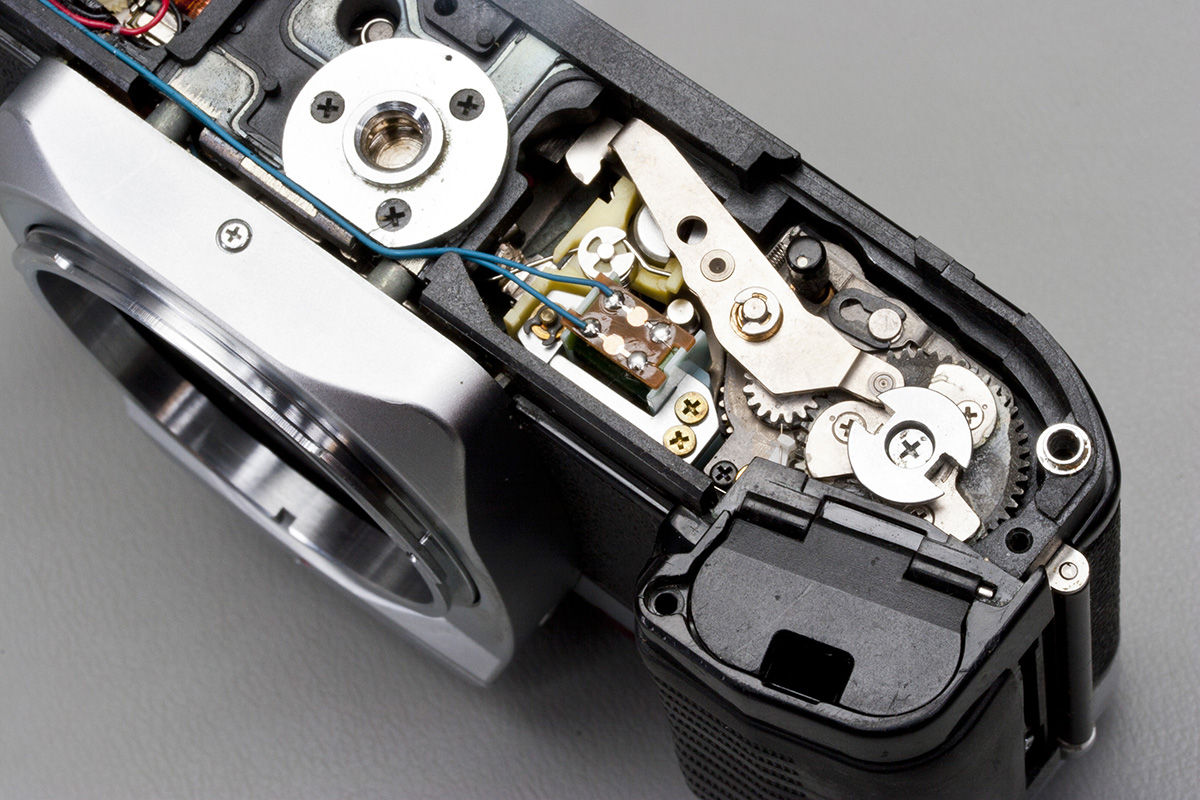 The battery door assembly can now be pulled straight off.