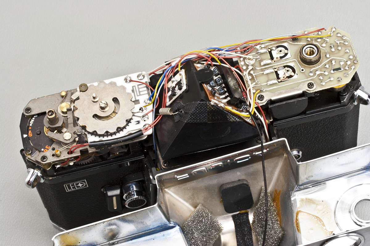 Support top cover so as not to stress flash sync wire.