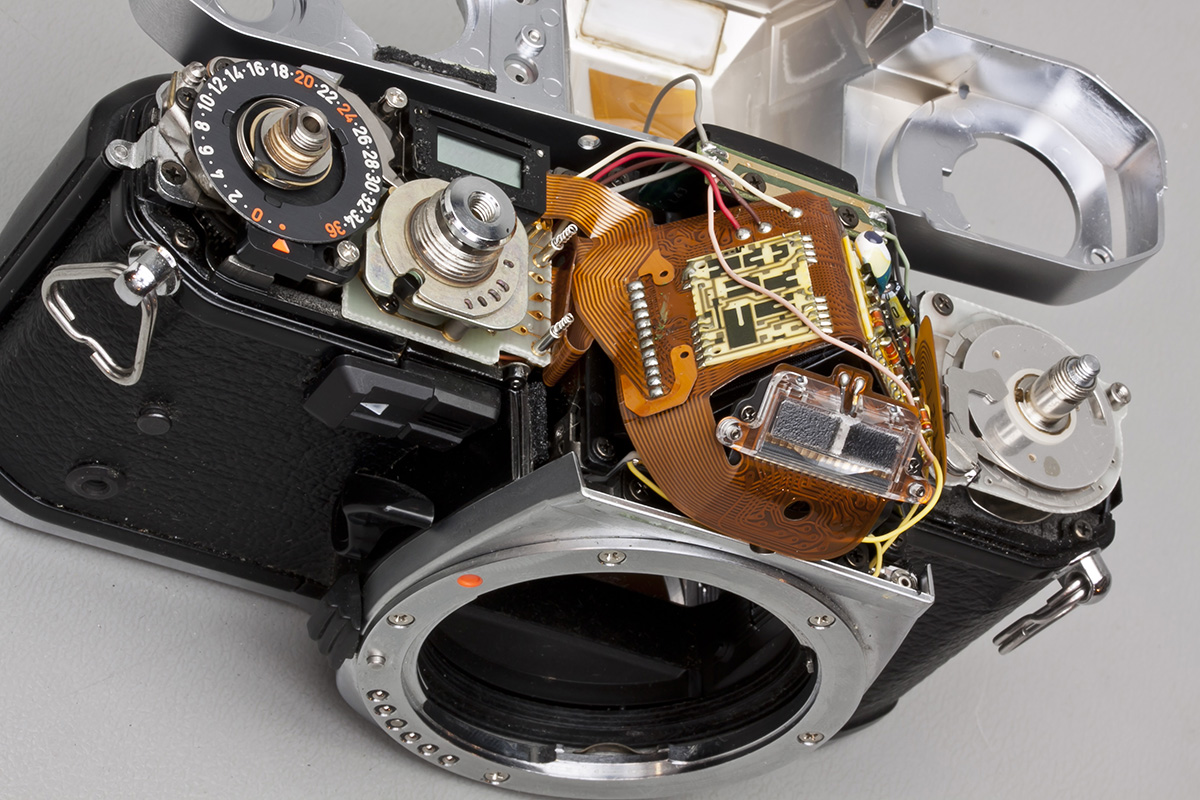 Support top cover so as not to stress the wire for flash hot shoe.